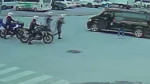 Korna çalarak polislerden yardım istedi: Trafikte panik anlar