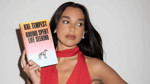 Dua Lipa'dan sansürlenen kitaplar için kütüphane