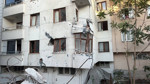 Küçükçekmece’de yıkım paniği: Bina komşu apartmana yaslandı