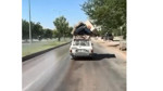 Aracın tavanına ev eşyalarını yükleyip trafiğe çıktı