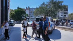 Kuşadası'nda zabıtaya taş ve sopayla saldıran 2 kadın dilenci tutuklandı