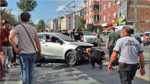 Kaldırımda faciası yaşandı: Direksiyon kilitlendi: 2 yaralı