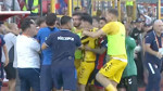 Son dakikalarda futbolcular birbirine girdi: Maç tatil edildi