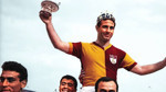 "Taçsız Kral" Metin Oktay kabri başında anıldı