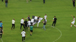 Tarihi derbi olaylı bitti: Bayrak dikmeye kalkınca ortalık karıştı