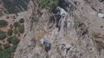 Kayalardan sarkıttılar: Balı böyle korudular