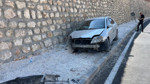 Adıyaman Besni’de araba istinat duvarına çarptı, 1 kişi yaralandı