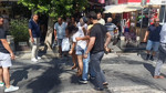 Araçların arasından fırlayan motosikletli yayaya çarpıp kaçtı