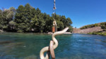 Tunceli’de balık avlayan kişinin oltasına su yılanı takıldı