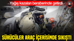 Yağış kazaları beraberinde getirdi: Sürücüler araç içerisinde sıkıştı