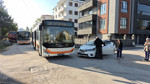Belediye otobüsü otomobille çarpıştı: 2 öğrenci yaralandı