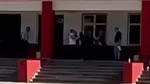 Saniyelerle yarışan öğrenci okul merdivenlerinde fenalaştı