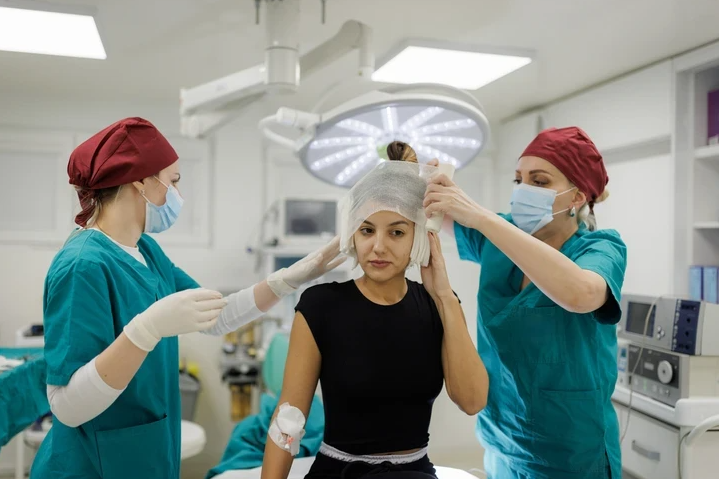 Asya’da sosyal medya ile patlayan yeni trend: Kadınlar 'elf kulağı' için estetik kliniklerine hücum etti - Resim : 1