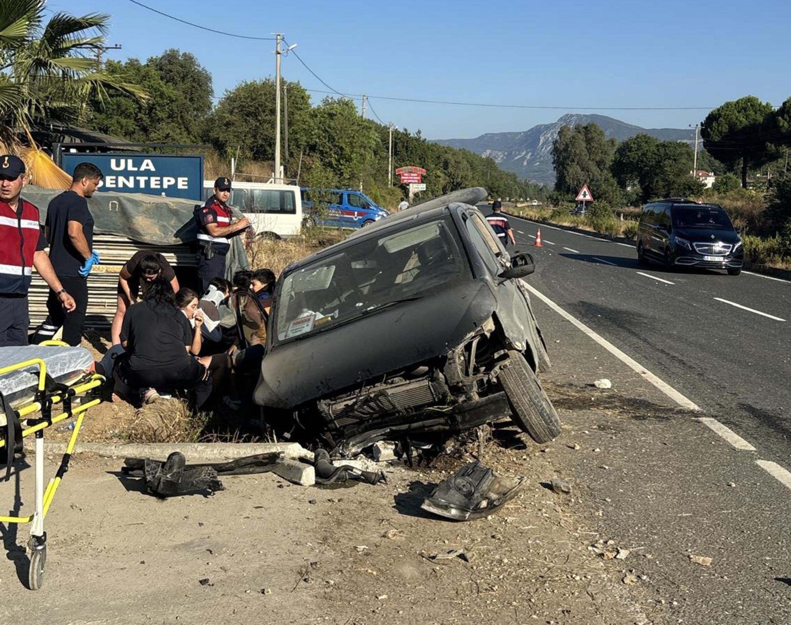 Muğla'da minibüs şarampole devrildi: Yaralılar var - Resim : 1