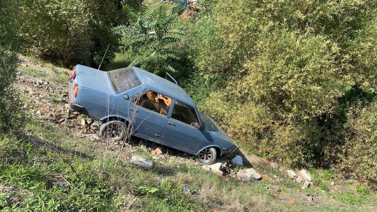 Otomobille dereye uçtu, burnu bile kanamadı - Resim : 1