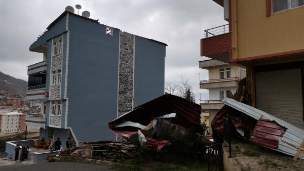 Ordu’da şiddetli rüzgar çatıları uçurdu - Resim : 1