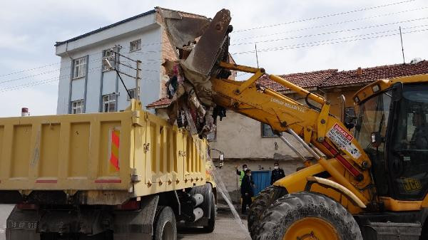 Çöp evi boşatıyorlardı. İşçiler göz göze geldi. Koşarak sokağa kaçtı - Resim : 5