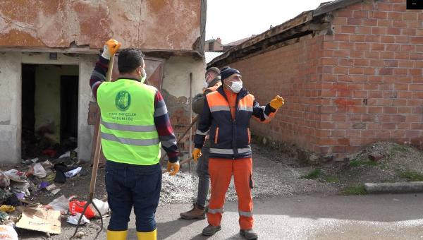 Çöp evi boşatıyorlardı. İşçiler göz göze geldi. Koşarak sokağa kaçtı - Resim : 1