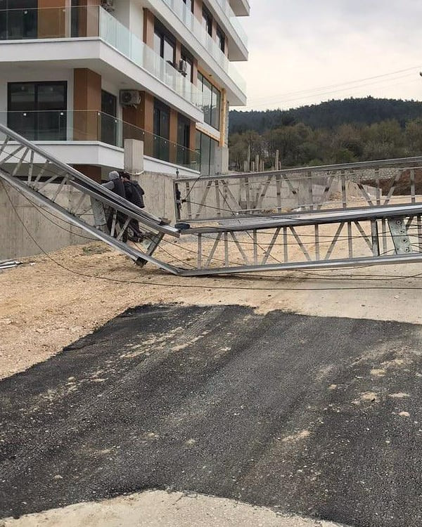 Şiddetli rüzgar vinç devirdi - Resim : 6