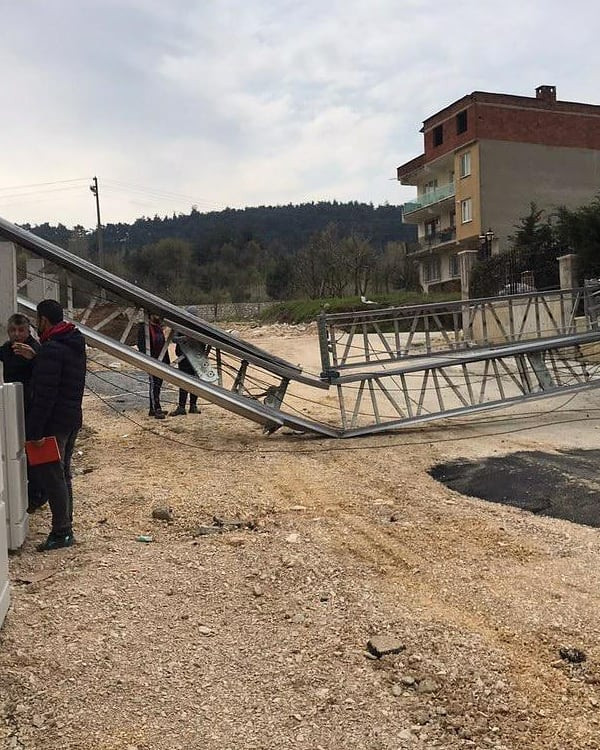 Şiddetli rüzgar vinç devirdi - Resim : 1