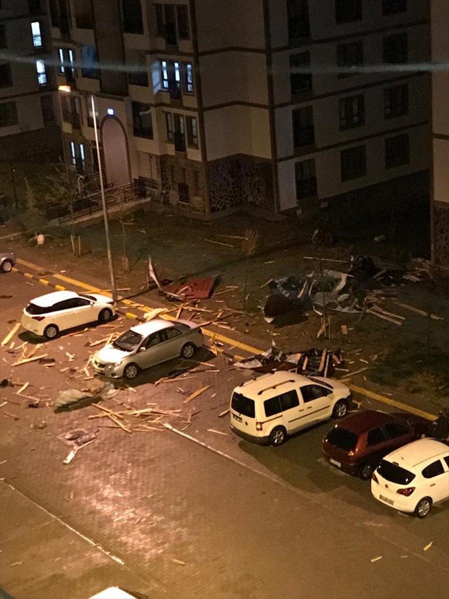 Kabus gecesi. Çatılar uçtu duraklar devrildi araçlar zarar gördü - Resim : 1