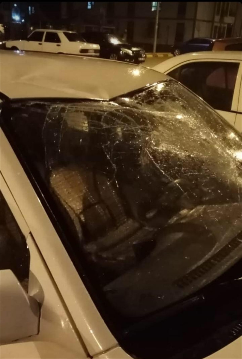 Kabus gecesi. Çatılar uçtu duraklar devrildi araçlar zarar gördü - Resim : 2