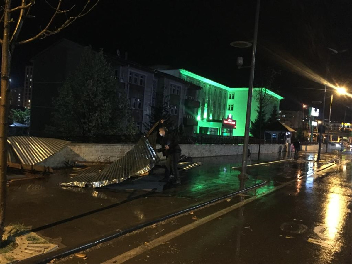 Kabus gecesi. Çatılar uçtu duraklar devrildi araçlar zarar gördü - Resim : 3