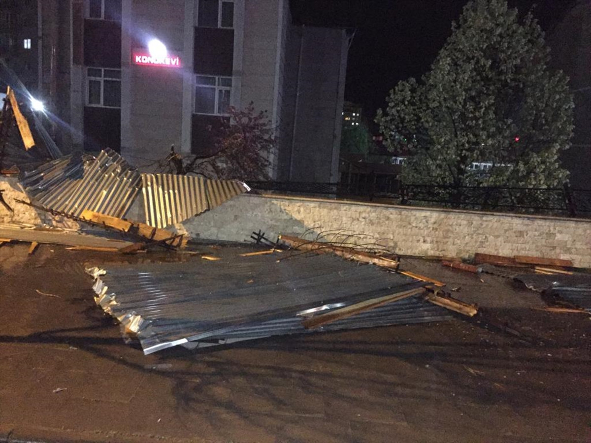 Kabus gecesi. Çatılar uçtu duraklar devrildi araçlar zarar gördü - Resim : 4