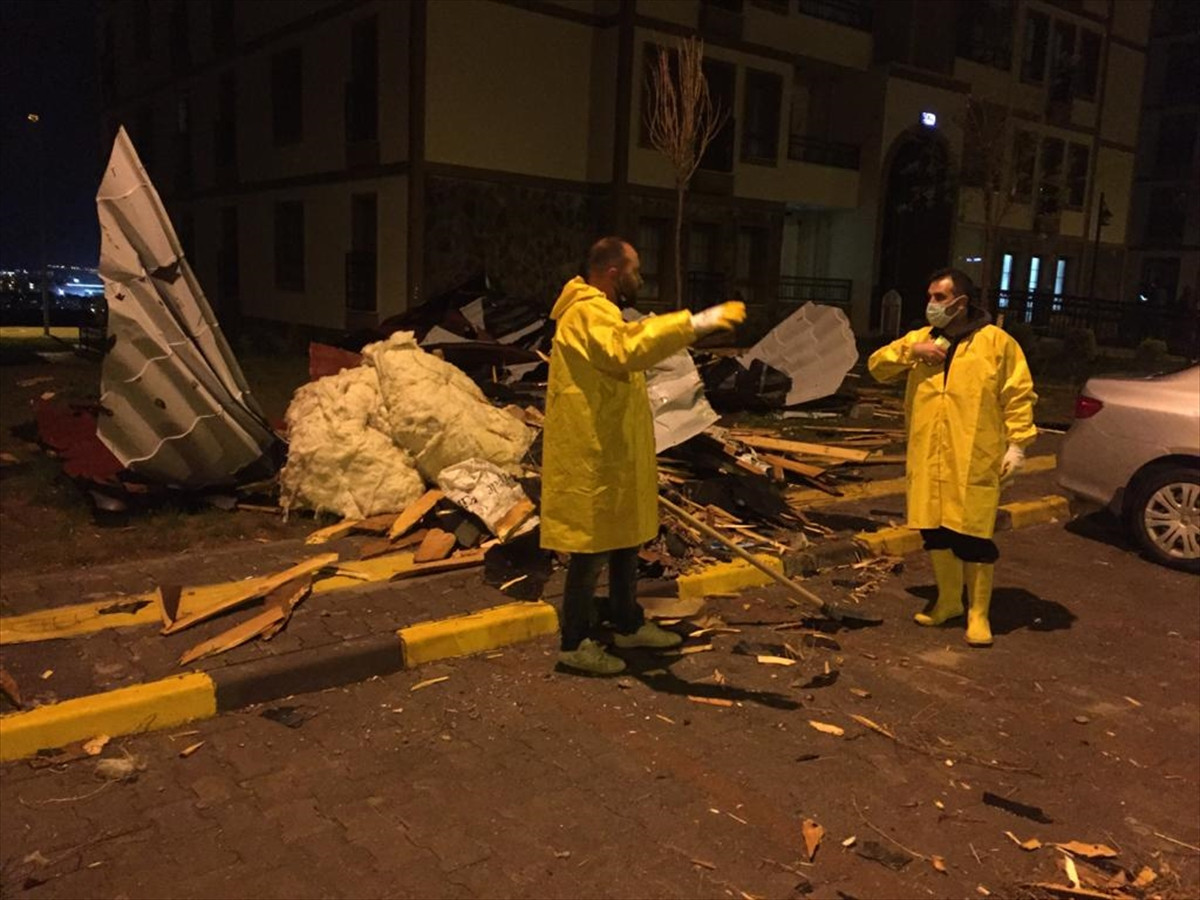 Kabus gecesi. Çatılar uçtu duraklar devrildi araçlar zarar gördü - Resim : 5