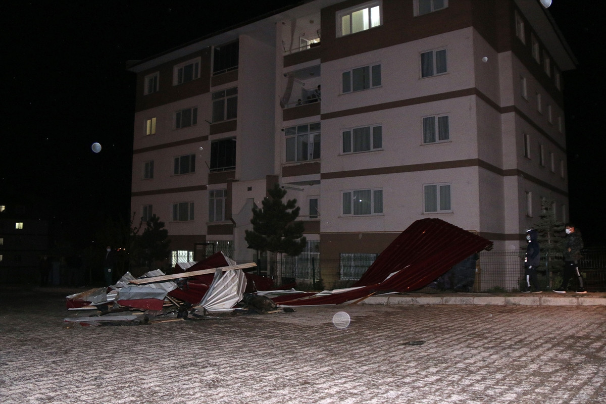 Kabus gecesi. Çatılar uçtu duraklar devrildi araçlar zarar gördü - Resim : 10