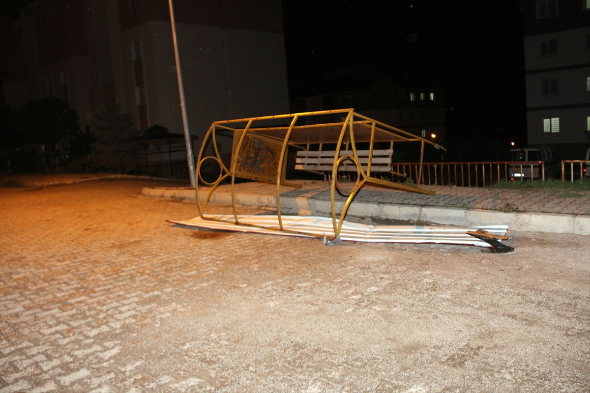 Kabus gecesi. Çatılar uçtu duraklar devrildi araçlar zarar gördü - Resim : 11