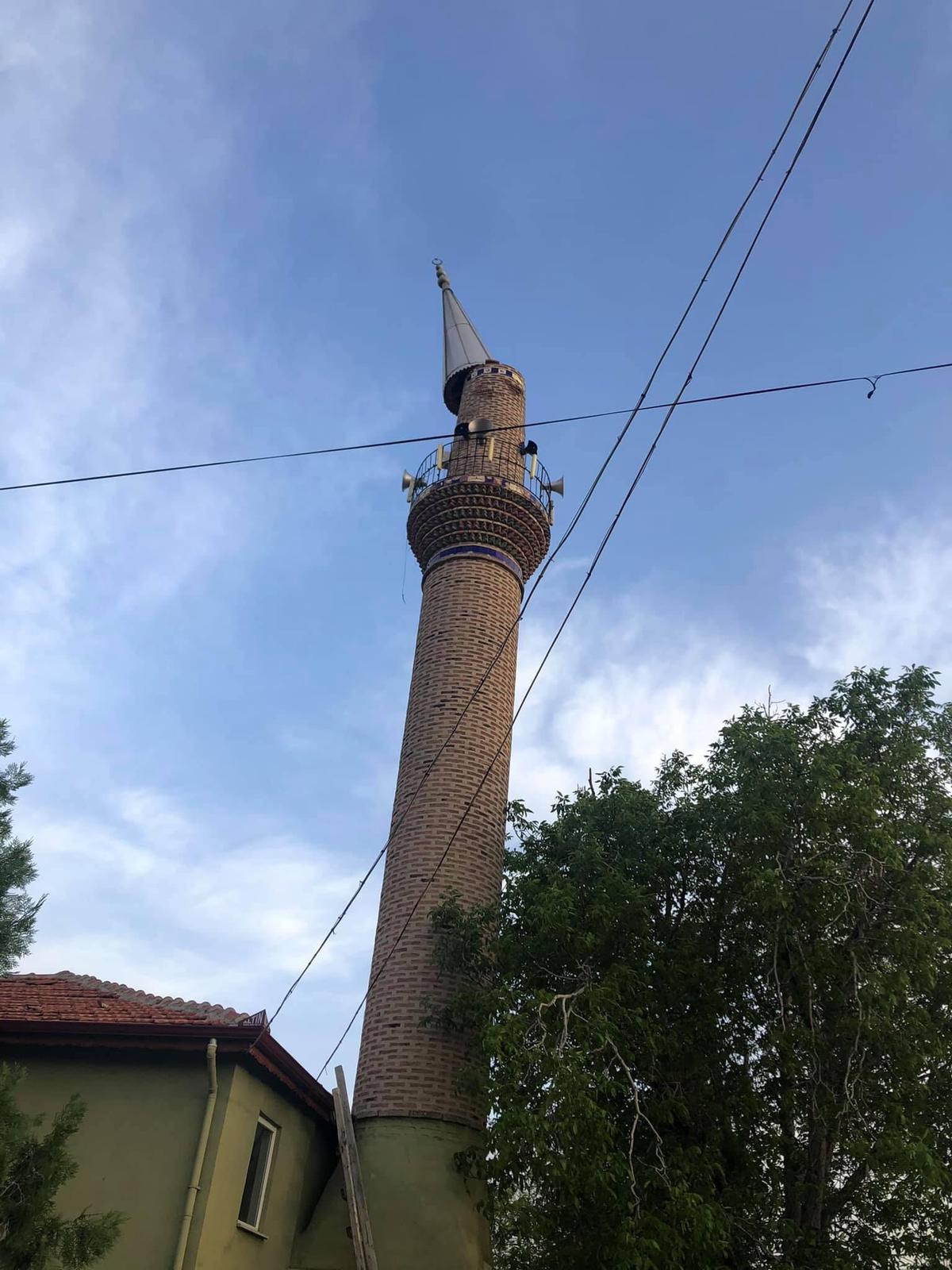 Kabus gecesi. Çatılar uçtu duraklar devrildi araçlar zarar gördü - Resim : 14