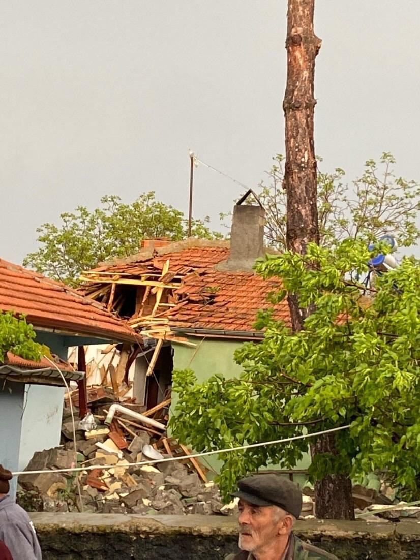 Kabus gecesi. Çatılar uçtu duraklar devrildi araçlar zarar gördü - Resim : 15