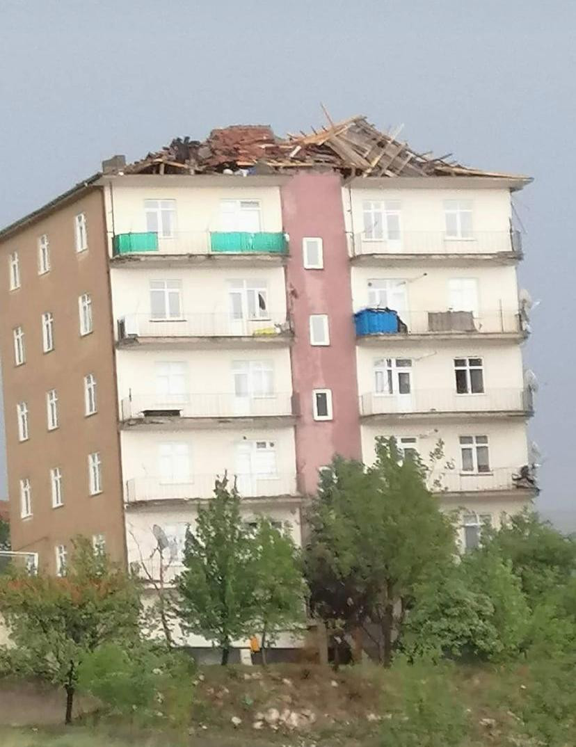 Kabus gecesi. Çatılar uçtu duraklar devrildi araçlar zarar gördü - Resim : 16