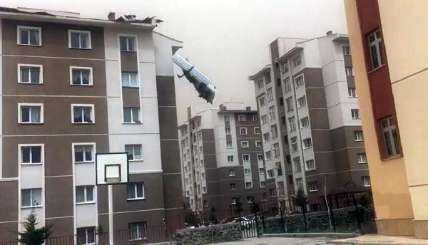 Yozgat'ta çatılar kağıt gibi yırtıldı, Minareler yıkıldı - Resim : 1