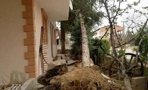 Yozgat'ta çatılar kağıt gibi yırtıldı, Minareler yıkıldı - Resim : 4