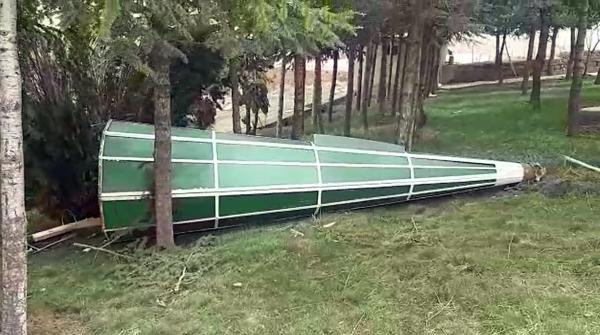 Yozgat'ta çatılar kağıt gibi yırtıldı, Minareler yıkıldı - Resim : 3