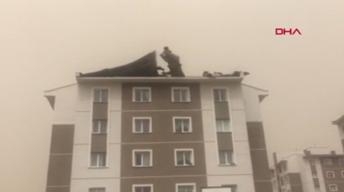 Yozgat'ta çatılar kağıt gibi yırtıldı, Minareler yıkıldı - Resim : 5