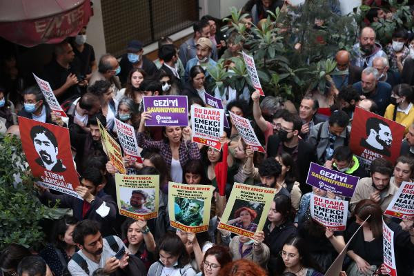 Gezi Davası’nda verilen cezalar Taksim’de böyle protesto edildi! Çok sayıda gözaltı var - Resim : 2