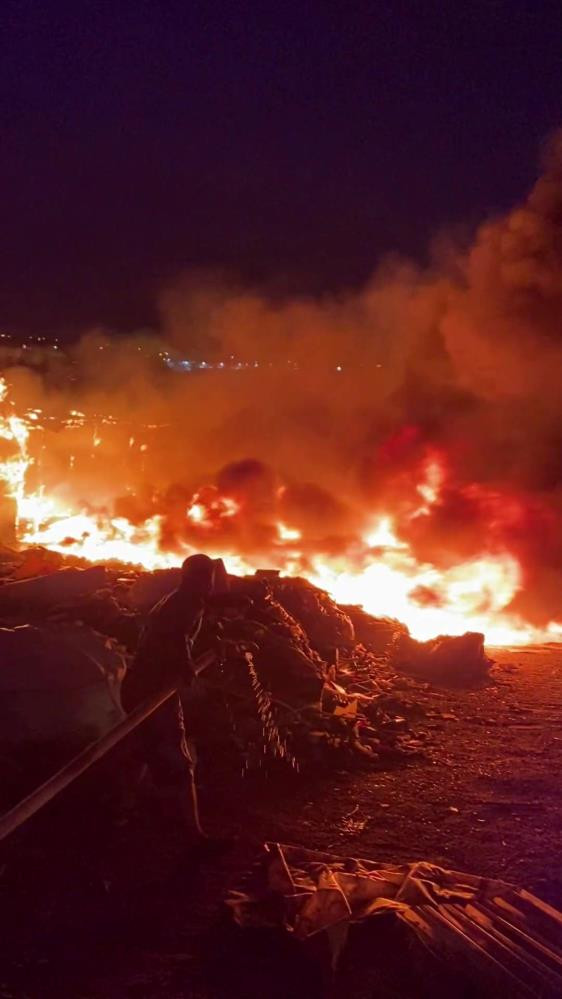 Palet deposu alevlere teslim - Resim : 7