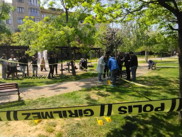 Parkta kadın cinayeti. Cinayet anından hemen sonra görüntülenen zanlıyı mahallelinin elinden polis zor kurtardı - Resim : 1