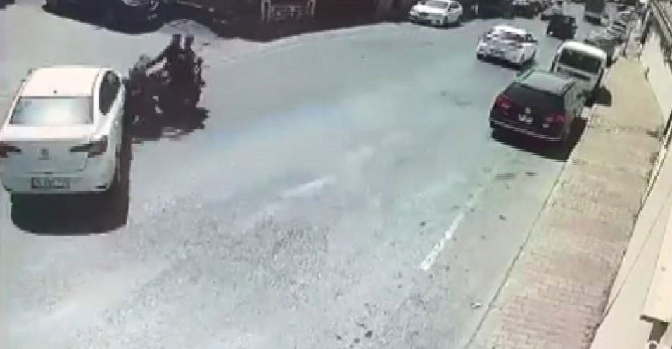 Ambulans şoförünün dikkati olası faciayı önledi! Kendilerini unutup yardıma koştular… - Resim : 3