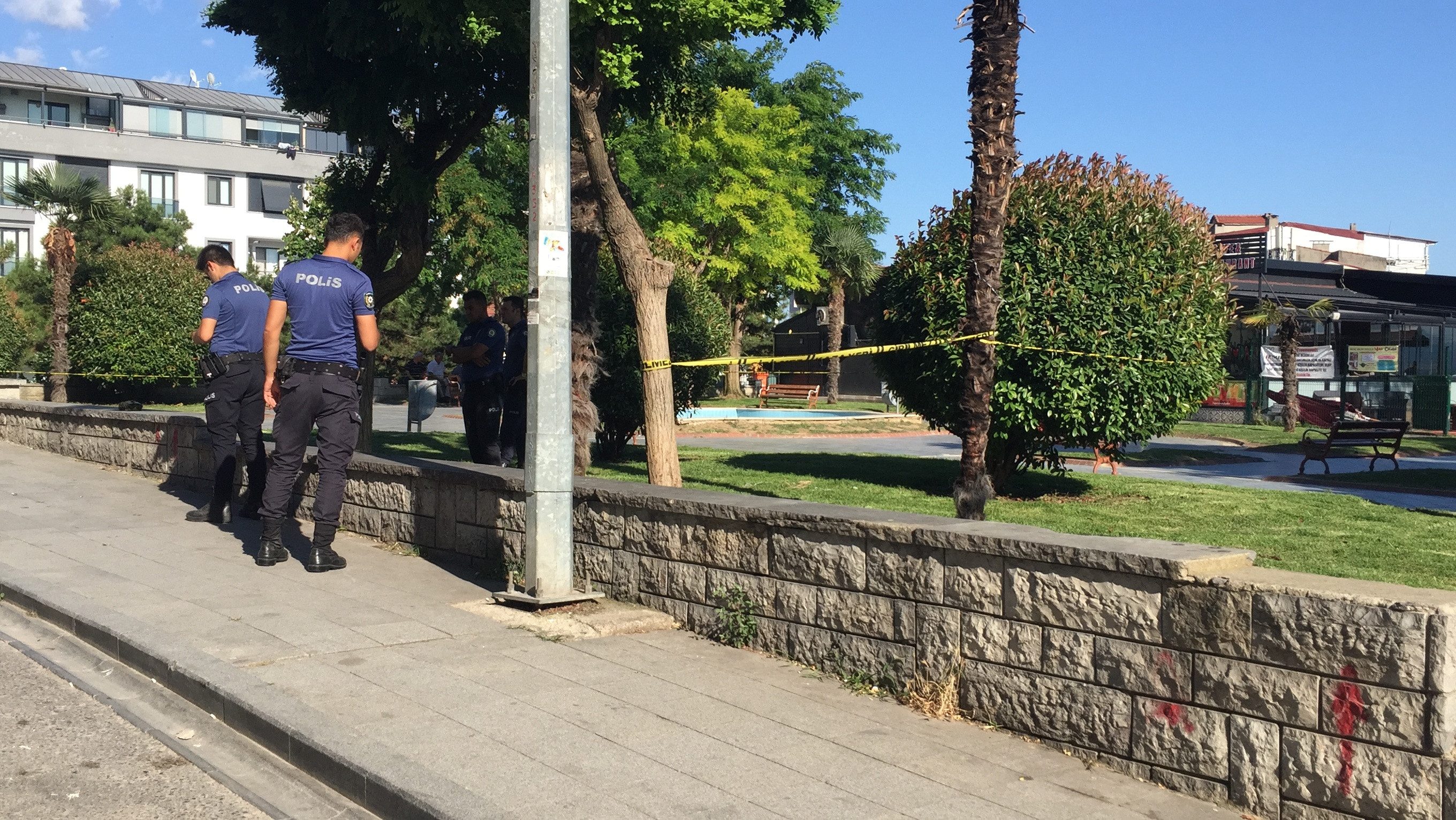 Baba ve oğlu parkta tabancayla vuruldu - Resim : 1