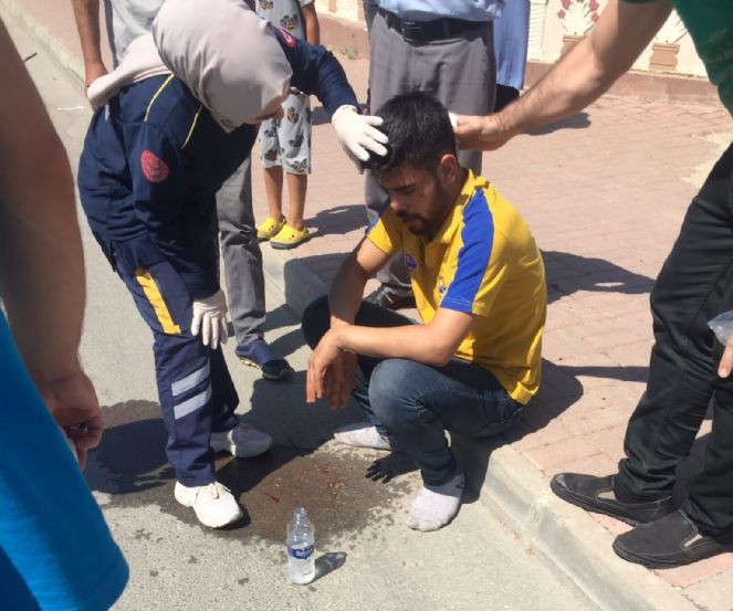 Otomobil ile motosiklet &ccedil;arpıştı: 2 yaralı - Resim : 1