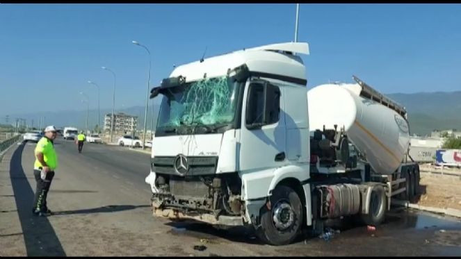 Hatay&rsquo;da sıkıştırılan beton mikseri kaza yaptı: 1 yaralı - Resim : 1