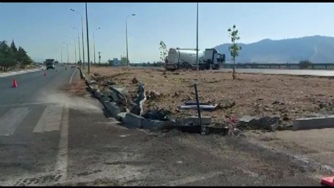 Hatay&rsquo;da sıkıştırılan beton mikseri kaza yaptı: 1 yaralı - Resim : 2