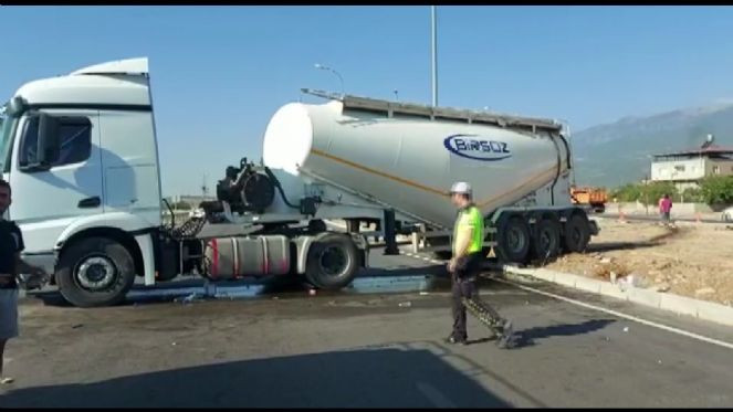 Hatay&rsquo;da sıkıştırılan beton mikseri kaza yaptı: 1 yaralı - Resim : 3