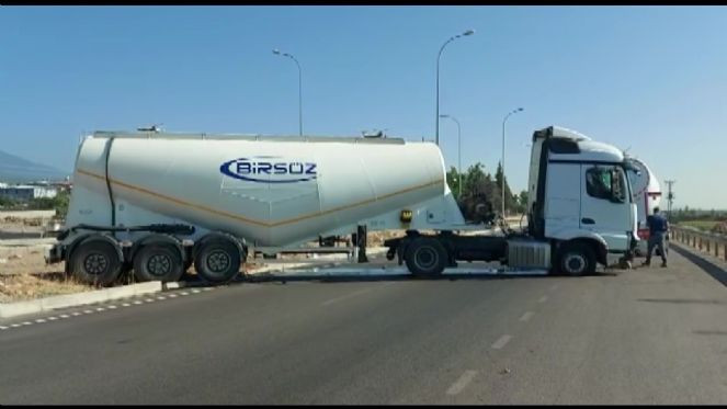 Hatay&rsquo;da sıkıştırılan beton mikseri kaza yaptı: 1 yaralı - Resim : 4
