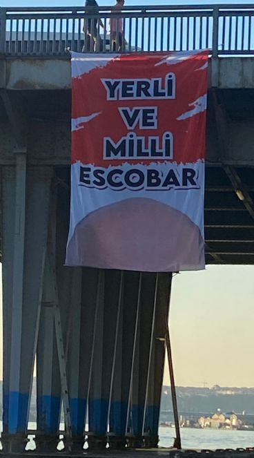 Yerli ve milli Escobar pankartı Unkapanı ve Emin&ouml;n&uuml; k&ouml;pr&uuml;lerinde: İstanbul'da bir kez daha o pankart g&ouml;r&uuml;ld&uuml; - Resim : 1