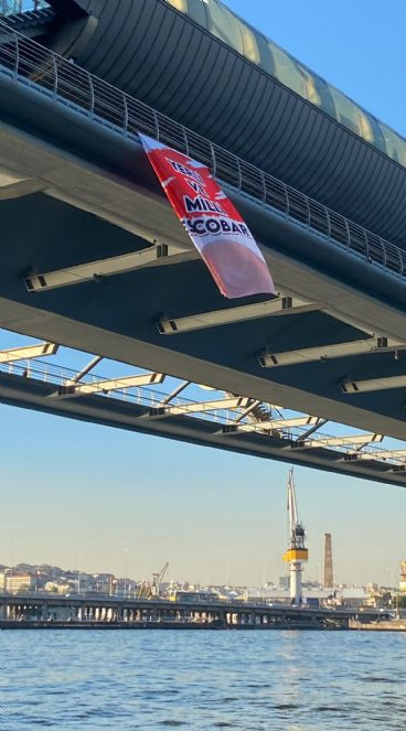 Yerli ve milli Escobar pankartı Unkapanı ve Emin&ouml;n&uuml; k&ouml;pr&uuml;lerinde: İstanbul'da bir kez daha o pankart g&ouml;r&uuml;ld&uuml; - Resim : 2